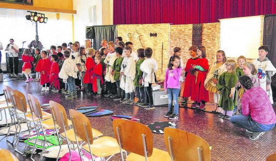 Soooo viele Ritter in Menziken: 50 Kinder nahmen an den «Rittertagen» der reformierten Kirchgemeinde Menziken-Burg teil und lernten die Werte im Leben kennen. (Bilder: zVg.)