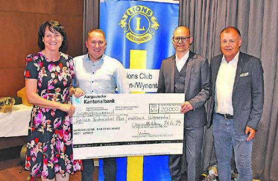 Feierliche Scheckübergabe: Simone Rosenkranz (Suhrental Plus), Alex Häusermann (Mittleres Wynental), Lions-Präsident Christian Keppler und OK-Mitglied Jörg Meier (von links). (Bild: ran.)