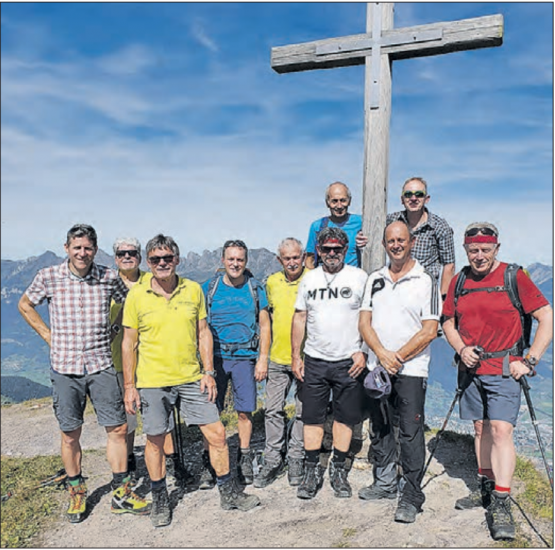Hoch oben auf dem Pizol: Zehn gut gelaunte Mitglieder der Männerriege Uerkheim während ihrer hochsommerlichen Turnfahrt 2019. (Bild: zVg.)