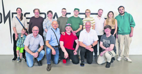 Meinrad Dörig, Leiter Soziokultur (stehend, 2.v.l.) und die jungen Initianten luden Vertreter der Gemeinde zur Eröffnung der «GameBox» ein.