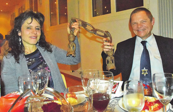 Aus demselben Holz und zusammengekettet: Rahel und Matthias Schüürmann aus Reitnau demonstrieren, wie das geht. (Bilder: st.)