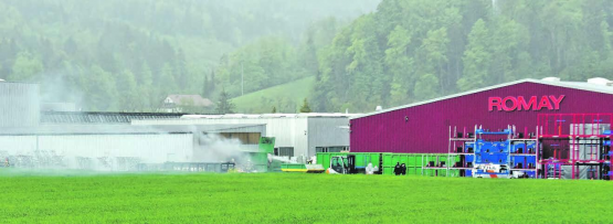 Brand vor der Romay AG: Der Inhalt einer Abfallmulde geriet in Brand. (Bilder: mars.)