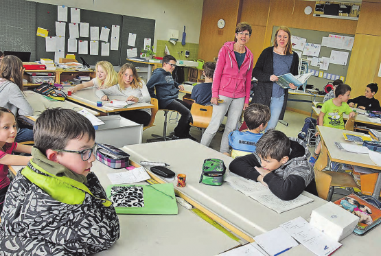 Die beiden Lehrpersonen Christiane Trösch und Sarah Schmid im Klassenraum an der Tagesschule in Wiliberg. (Bild: aw.)