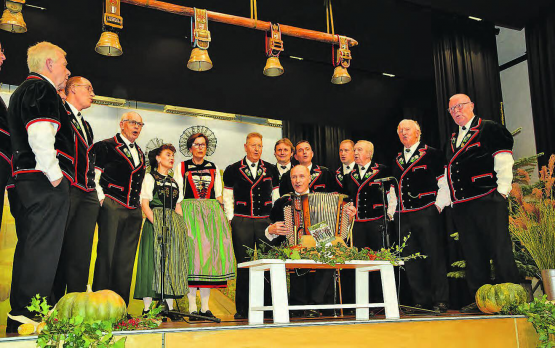 Der Jodlerklub Kölliken im Glück: Anlässlich des Jahreskonzertes in der Mehrzweckhalle Holziken wurde die este CD getauft. (Bilder: st.)