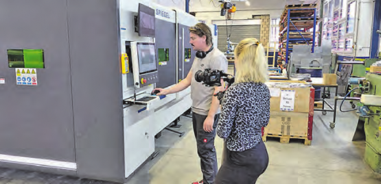 Christian Götti bedient sein neues Arbeitsgerät, während die Kamerafrau der beauftragten Agentur Videoaufnahmen macht.