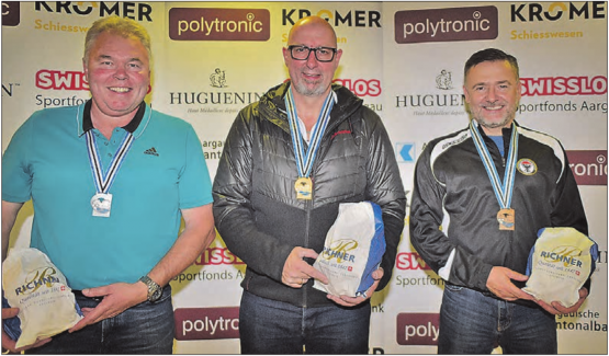 Mit der freie Waffe siegte an der Aargauer Liegendmeisterschaft der Hallwiler Rolf Denzler (Mitte) vor dem Teufenthaler Peter Haltiner (links) und dem Aarauer Jörg Fankhauser. (Bild: Wolfgang Rytz)