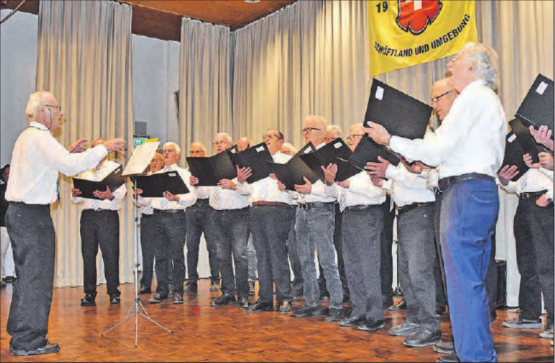Mit drei Liedern den Chlaushock eingeleitet: Der Seniorenchor unter Leitung von Peter Lüscher singt «Wer recht in Freuden Wandern will».