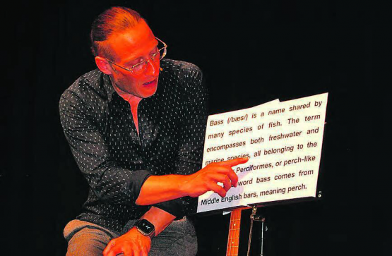 Dani Ziegler begeisterte das Publikum im Forum instrumental wie auf dem Kochherd. (Bild: hh)