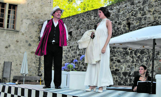 Zwei Paare, wie sie unterschiedlicher kaum sein könnten: Aber ob «Bergführer» oder «Mercedes del Rossa», am Ende finden sich alle Verliebten genau so wie sie sind und geniessen das Leben ohne Klischees. (Bild: grh)