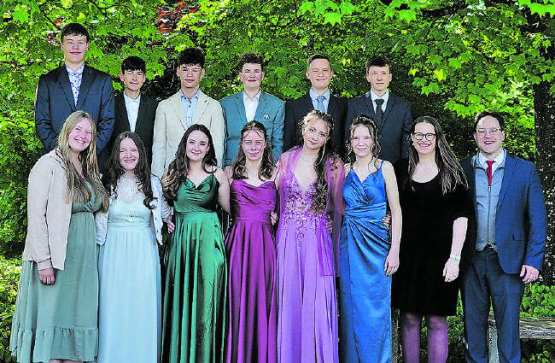 (Bildlegende: Hintere Reihe v. l. n. r.: Noah Scherrer, Severin Schwarz, Laris Roth, Jaron Moser, Jérôme Hess, Dominik Widmer. Vordere Reihe v. l. n. r.: Jugendarbeiterin Angela Muhmenthaler, Ronja Munz, Clara Koller, Jael Kaspar, Angelina Schaffner,Vanessa Widmer, Sozialdiakonin Regula Fässler, Pfr. Michael Freiburghaus) (Bild: zVg.)