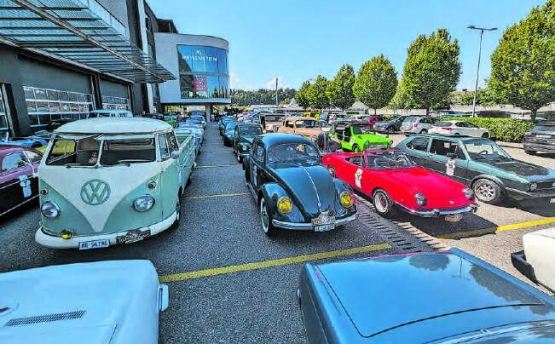 Oldtimer so weit das Auge reicht. Hier beim Meilenstein in Langenthal − danach ging es zum wohlverdienten Apéro.