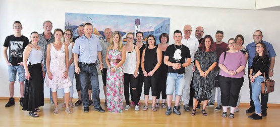 Ein Zeichen für Gemeinschaftssinn: Der Gemeinderat in corpore und das Gemeindepersonal ehrten den Unterkulmer Gemeindeschreiber Beat Baumann (vordere Reihe, 3. v.li.) anlässlich seines 25-Jahr-Arbeitsjubiläums . (Bild: Te.)