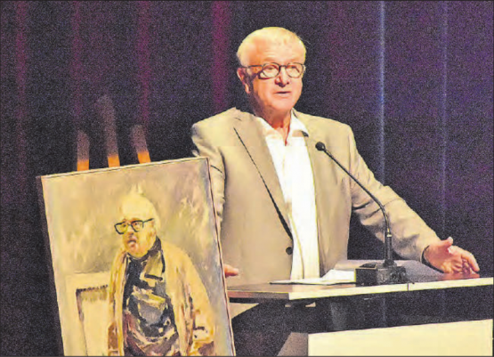 Martin Heiz, Präsident des Vereins «Freunde des Werks von Kurt Hediger», begrüsste zur Gedenkfeier im Saalbau, neben ihm ein Porträt von Friedrich Dürrenmatt.