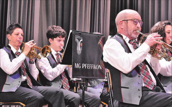 Die Musikgesellschaft Pfeffikon verzauberte ihr Publikum mit traumhaften Melodien, bekannten Ohrwürmern und beschwingten Rhythmen, allesamt aus der Disney-Traumfabrik. (Bilder: hg.)