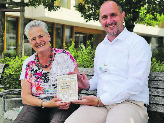Annette Heuberger und Geschäftsleiter Hans Schweizer präsentieren das soeben erschienene Kochbuch. (Bild: rc.)