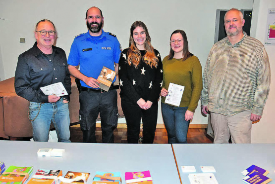 Orientierten Eltern zum Thema «Medikamenten- und Mischkonsum»: Sämi Minder (Schulsozialarbeit Schöftland), Marco Kunz (Gruppenchef Prävention der Regionalpolizei), Referentin Linda Abegg (Suchtprävention Kanton Aargau), Céline Wick (Schulsozialarbeit Schöftland) und Gesamtschulleiter Dino Carpanetti. v. l. (Bild: aw.)