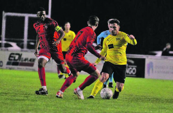 Auch Albert Marku (r.) konnte gegen die hohe Niederlage im Cup nichts ausrichten – hier im Zweikampf mit den Schönenwerdern Fabio Lo Priore (7) und Stephane Malundama. (Bild: Otto Lüscher)