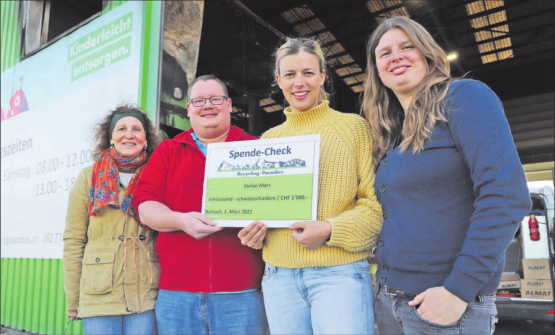 «Ich habe nur meine Pflicht getan.» Stefan Merz will nicht als Held gefeiert werden – Olivia Bertschi (r.) und ihre Schwester Karin wollten ihre Dankbarkeit dennoch zeigen. Ganz links Mama Katharina Merz. (Bild: rc.)