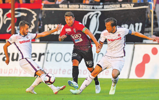 Aus dem Weg! Gianluca Frontino setzt sich gegen zwei Servettiens durch. Trotz grossem Einsatz und Kampfbereitschaft gelang es auch ihm nicht, den Ball im gegnerischen Tor unterzubringen. (Bild: Sarah Rölli)