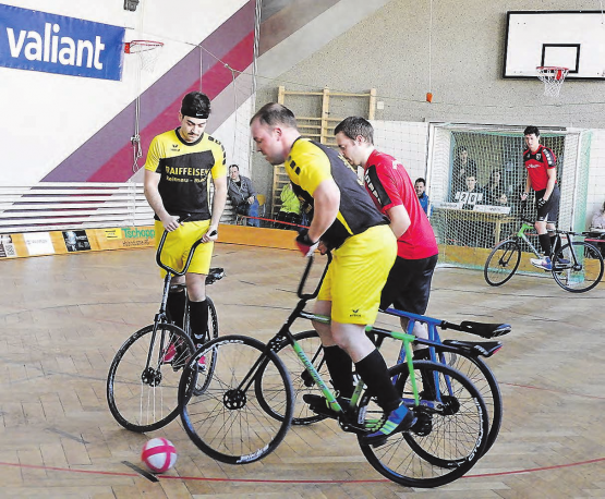 Die Schöftler 2. Liga-Mannschaft Jimmy Schenk (links) und Fabian Baumann im gelben Dress gegen Möhlin. (Bild: Peter Villiger)