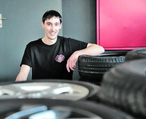 Hier ist ein engagierter und erfahrener Mann am Werk: Stephan «Vogi» Von Gunten ist bereit für interessante Reifengespräche. (Bild: rc.)