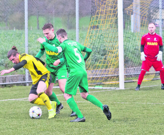 Den Ball gut verteidigt ist schon halb gewonnen: Die Gränicher Defensive hielt gegen die Gontenschwiler Stürmer besser dicht als umgekehrt. (Bild: Roland Jaus)