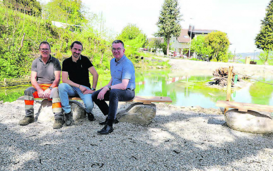 Präsentierten den sanierten Mühleweiher im Oberwynentaler Ortsteil Pfeffikon: Robi Rüttimann vom Werkdienst Rickenbach, Andreas Steiner vom Gartenbauer «Ihre Gartenwelt» und Peter Fischer, Geschäftsführer von Rickenbach. (Bilder: rc.)