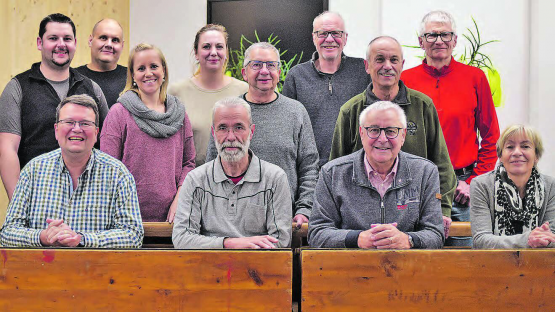 Das initiative OK des Böhler-Jubiläumsfestes 2024: (sitzend, von links) Daniel Wehrli, Fredy Beck, Martin Widmer, Doris Müller; (stehend) Alain Marti, Christian Flaschberger, Karin Widmer,Anika Heumann, Ernst Marti, Emil Huber, Jürg Fröhlich und Bruno Cadel. Es fehlen Karin Faes, Simon Müller, Trudy Müller, Beat Stirnemann, Beat Vögele und Tanja Wagner.(Bild: wr.)