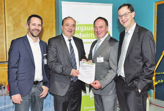 Die Resolution «Bewässerungsmöglichkeiten sicherstellen» wird an Regierungsrat Markus Dieth überreicht (v.l.): Ralf Bucher, Markus Dieth, Alois Huber, Christoph Hagenbuch). (Bild: zVg.)