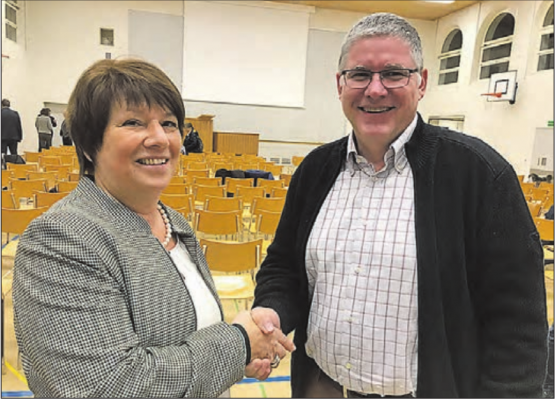 Herzliche Verabschiedung: Gemeinderätin Regina Heller hat den demissionierenden Schulpflegepräsidenten Markus Bolliger verabschiedet. (Bild: A.W.).