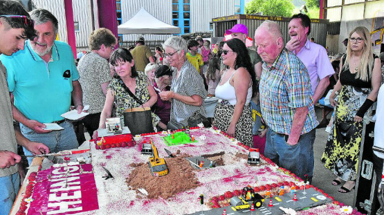 Verziert mit Baumaschinen und Fahrzeugen eines bekannten Spielzeugherstellers: Der heimliche Star des Jubiläums war die 120 Kilogramm wiegende Jubiläumstorte. (Bild: aw.)