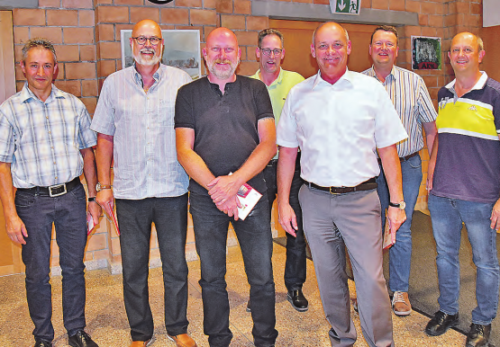 Sechs Vorstandsmitglieder und der Verabschiedete: Herbert Fischer, Roland Frei, Erich Hunziker, Heinz Sommerhalder, Präsident Daniel Zünd, Daniel Wehrli und Markus Gabriel (v. l.), nicht auf dem Bild der neu in den Vorstand gewählte Herbert Räbmatter. (Bild aw.)