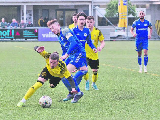 Der FC Gränichen kommt ins Straucheln: Dominik Trost wird von den Gästen aus Rupperswil zu Boden gearbeitet.