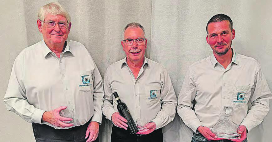 Die Erstplatzierten der Jahresmeisterschaft 2024: Kurt Haller 2. Rang, Andreas Baumgartner 1. Rang und Daniel Neswadba 3. Rang. (Bild: zVg.)