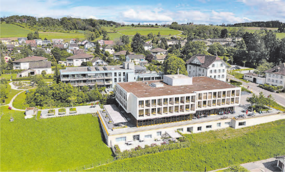 Um die drei Häuser der Falkenstein Asana AG verläuft ein rollstuhlgängiger Weg, welcher an der Wohlfühloase mit Bachlauf vorbeiführt.