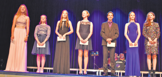 Wurden für herausragende Leistungen ausgezeichnet: (v.l.n.r.) Sira Woodtli, Célina Merz, Giulia Berner und Flurina Eichenberger (alle Note 5,2); Patrick Gutherz und Larissa Meister (5,3); Zama Tschäni (5,4).