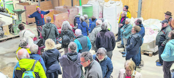 Beeindruckend: Betriebsleiter Kurt Brunner (links hinten) zeigt in der ehemaligen Tabakscheune, wie die gesamtheitliche Verwertung des Getreides erfolgt. (Bild: Heinz Urben)