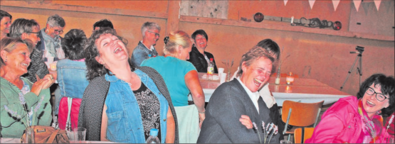Herzhaft lachen konnten die Gäste beim Prosecco-Klatsch «Musig i de Schür». (Bilder: grh)