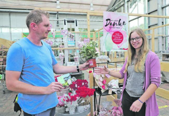 Sag es mit Blumen: Rolf Kohler , Kundenberater im Gartencenter Huplant, übergab am Dankeschön-Tag nicht nur dieser jungen Kundin ein Dankeschön-Geschenk. (Bilder: rc.)