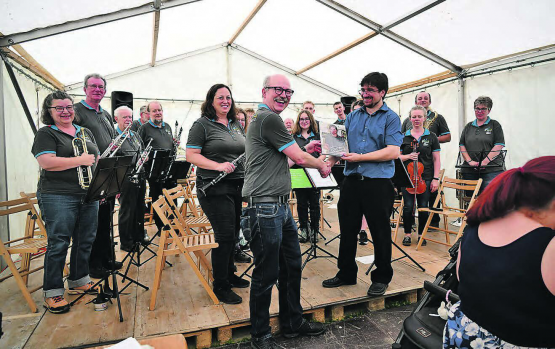 Feierliche Verabschiedung: MGTU-Präsident Thomas Kaspar (vorne) dankt Dirigent Rafal Jastrzebski für zehn erfolgreiche Jahre. (Bild: zVg.)