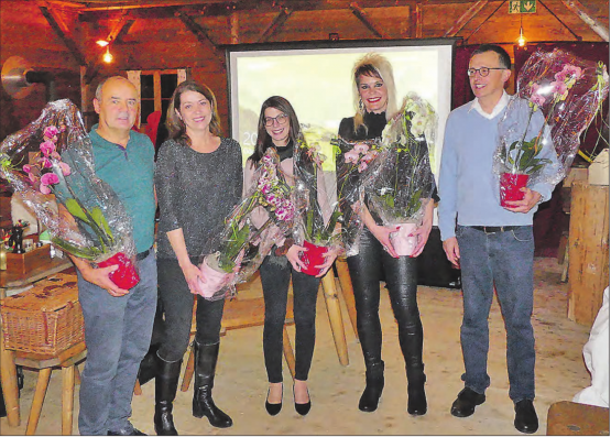 Verdienter Dank zum Abschied: Das Schulpflegeteam der Kreisschule Mittleres Wynental hat seinen Dienst getan (v.li.) Schulleiter Alois Zwyssig, Schulfplegepräsidentin Christine Hächler, Christina Camadini, Nadine Lässer und Dieter Heuscher. (Bilder: moha.)