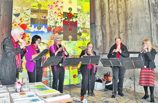 Mit Gämshörnern die Ausstellung «Salvia» beendet: Im Ensemble «Saltarello» übernahm die Künstlerin Christa Hunziker (r.) sogar die Leitung, hier vor dem Herzstück der Ausstellung «Zämesetzi». (Bild: aw.)