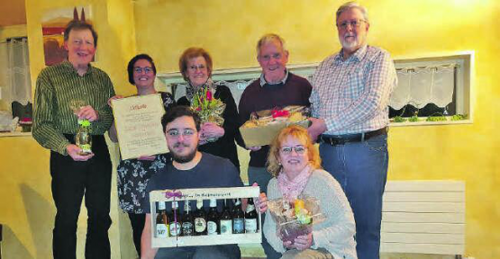 Die geehrten Mitglieder des AOOS: (stehend v.l.): Jörg Gurtner, Nadja Bohnenblust, Ursula Rösch, Peter Nyffeler und Bernhard Bürki. Kniend: Dominik Siegenthaler und Brigitte Siegenthaler. (Bild: zVg.)
