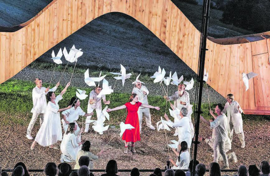 Neben einfachen Requisiten lag der Fokus um so mehr auf dem Schauspiel. Das Bühnenbild von Josephine Nachtwei im Lichtdesign von Markus Güdel.