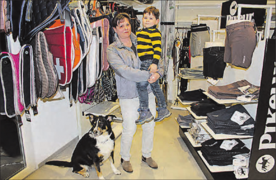 Monica Portner-Secchi (im Bild mit Geburtstagskind Marco und Hund Zora) bietet in ihrem neuen Geschäft an der Zihlstrasse Reinach eine breite Auswahl an Reitsportartikeln an. (Bild: pd.)