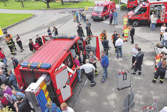 Die Ausstattung des neuen Feuerwehrfahrzeugs begutachten wollte jeder: Von der Terrasse aus hatte man den besten Überblick, das alte Fahrzeug im Hintergrund. (Bilder: aw.)