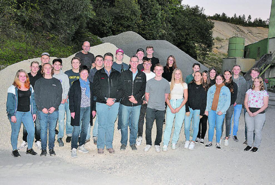 Jungbürgerfeier für die Jahrgänge 2002 und 2003 in der Kiesgrube: Der Gemeinderat wird den angenehmen Abend in guter Erinnerung behalten. (Bild: zVg.)