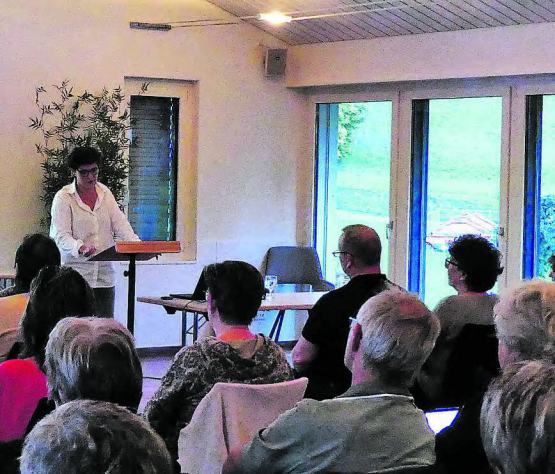 Yvonne Thöny veranschaulichte die Aufgaben der KESB auf sympathische und einfühlsame Weise. (Bild: eh.)