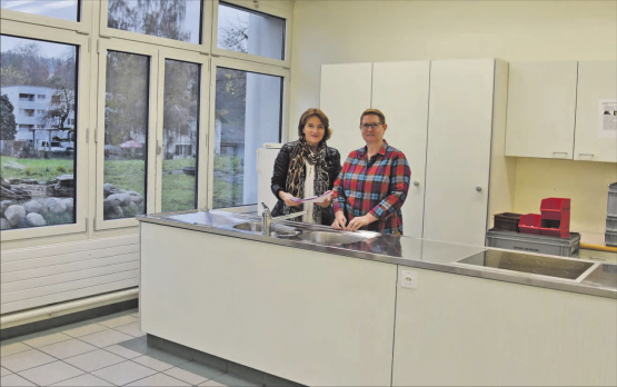 Mittagstisch in der ehemaligen Kochschule des Gontenschwiler Schulhauses Husmatt: Gemeindeammann Renate Gautschy und Schulleiterin Brigitte Gautschi freuen sich, dass diesem Bedürfnis schon ab dem kommenden Jahr entsprochen werden kann. (Bild: mars.)