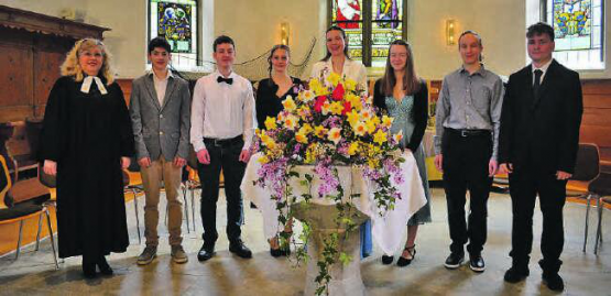 Am Palmsonntag: Pfarrerin Nadine Hassler Bütschi mit den konfirmierten Jugendlichen. (Bild: zVg.)